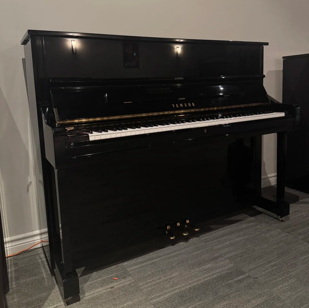 Yamaha U1 Klavier neben Kawai K300 Pianino Preisvergleich