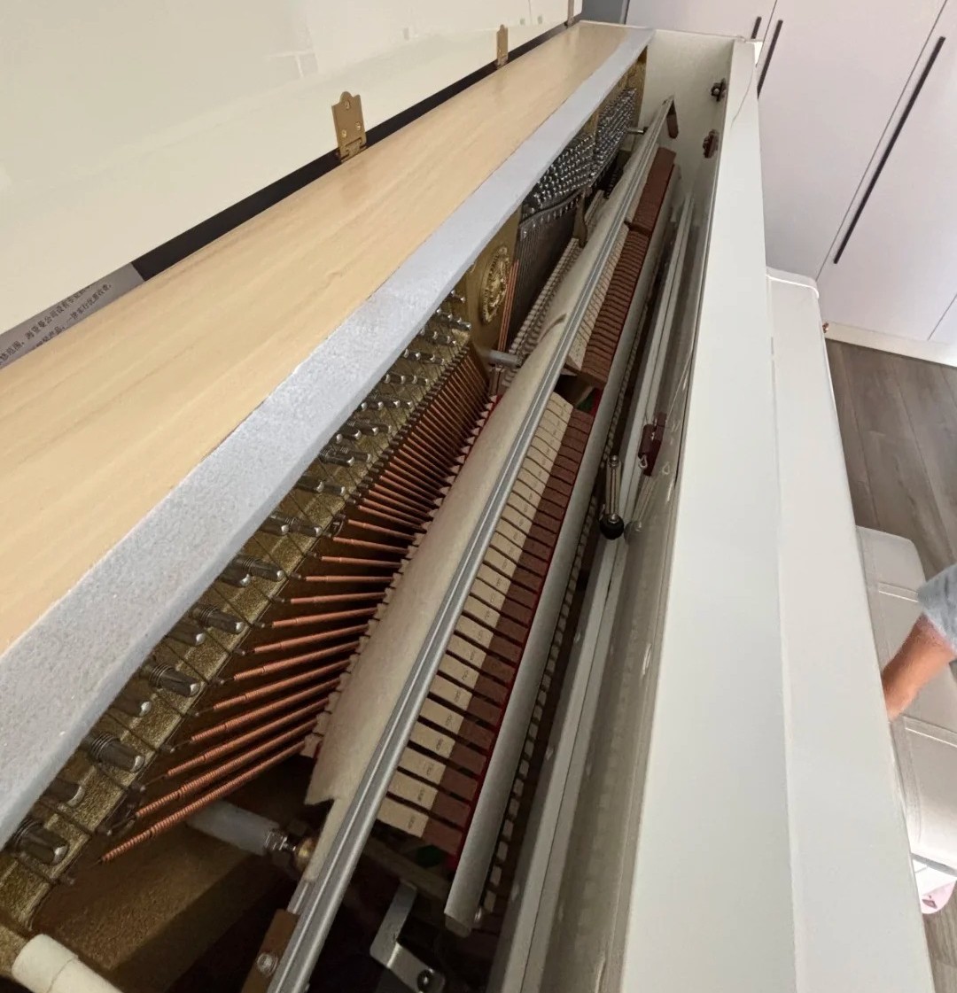 Gebrauchtes weißes Klavier mit fairen Preisfaktoren und Wertanalyse