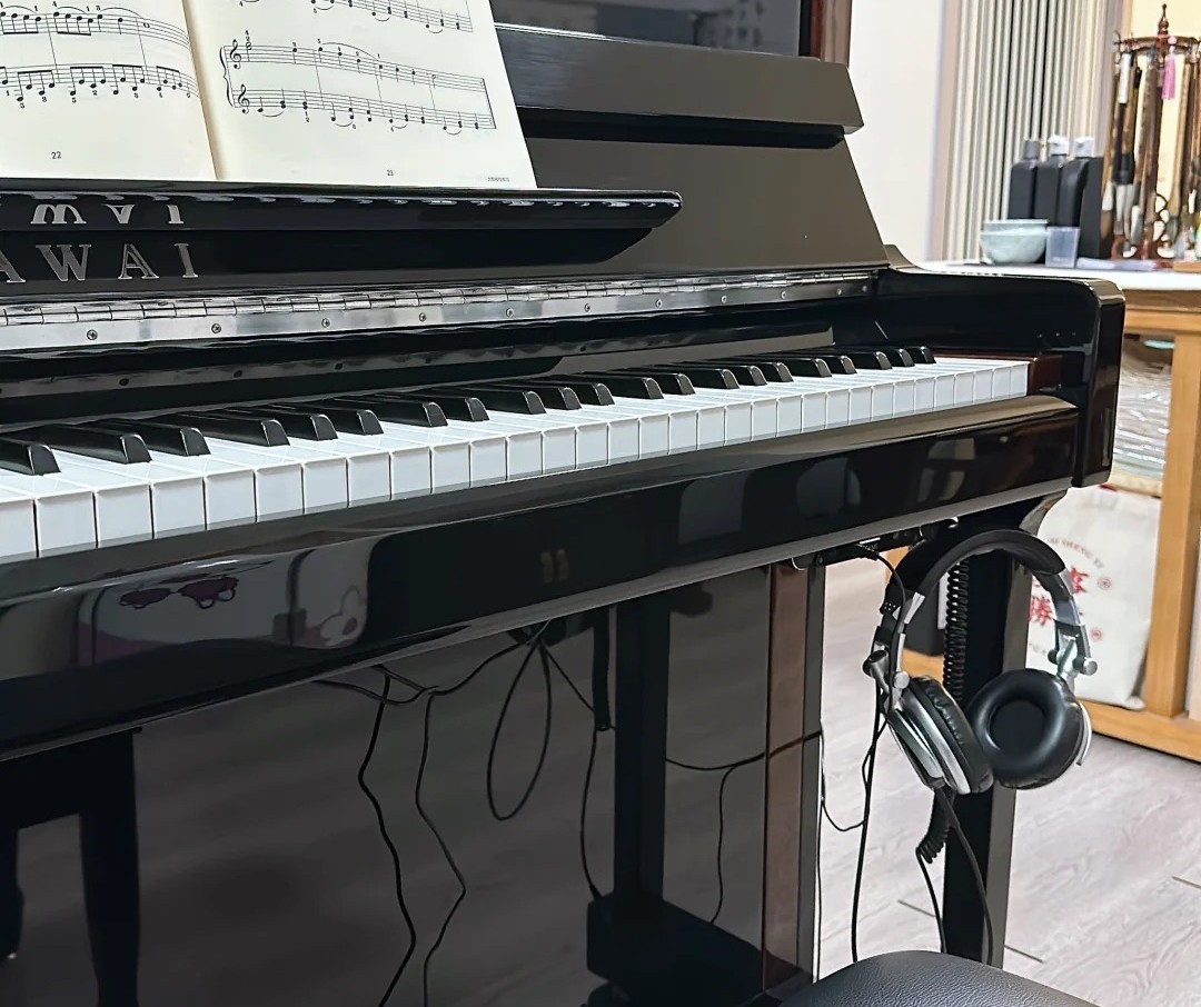 Kawai Silent Klavier Test Kopfhörer aufrecht Pianino Kawai Silent Klavier mit Kopfhörer aufrechtes Pianino Test