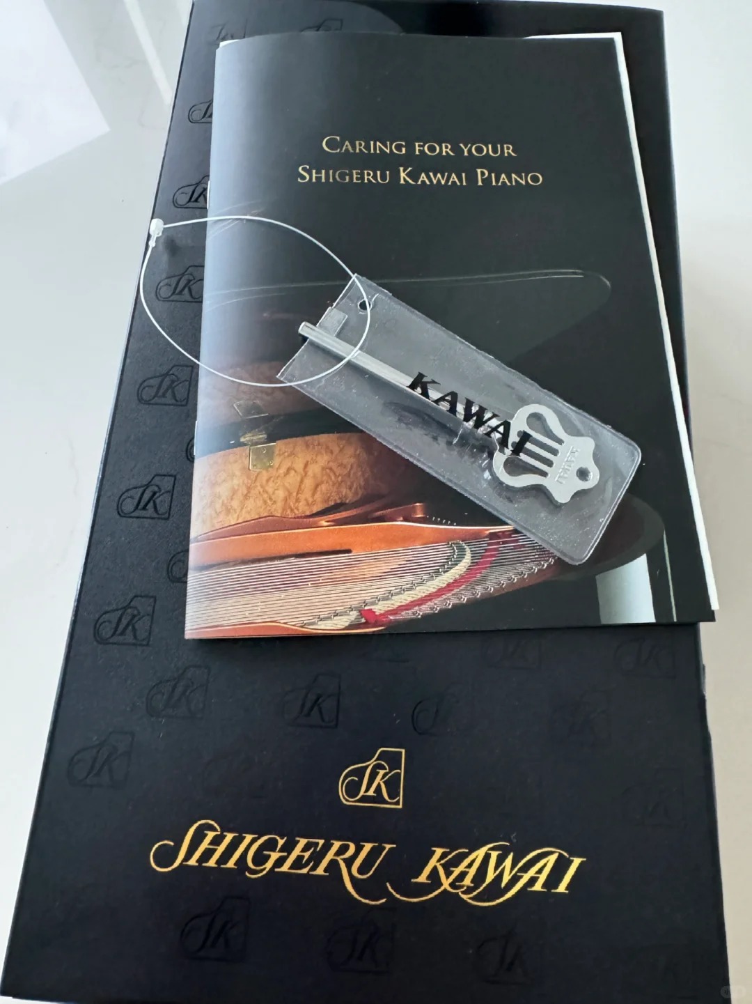 Eksklusiv kawai flygel i et elegant interiør