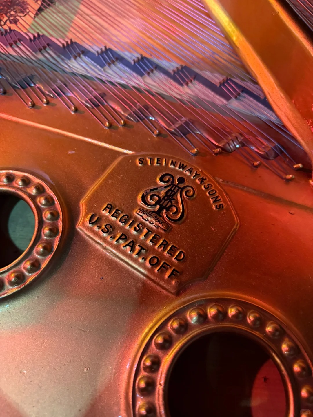 Sesión de grabación estéreo con piano de cola Steinway, criterio técnico esencial para estudio de grabación