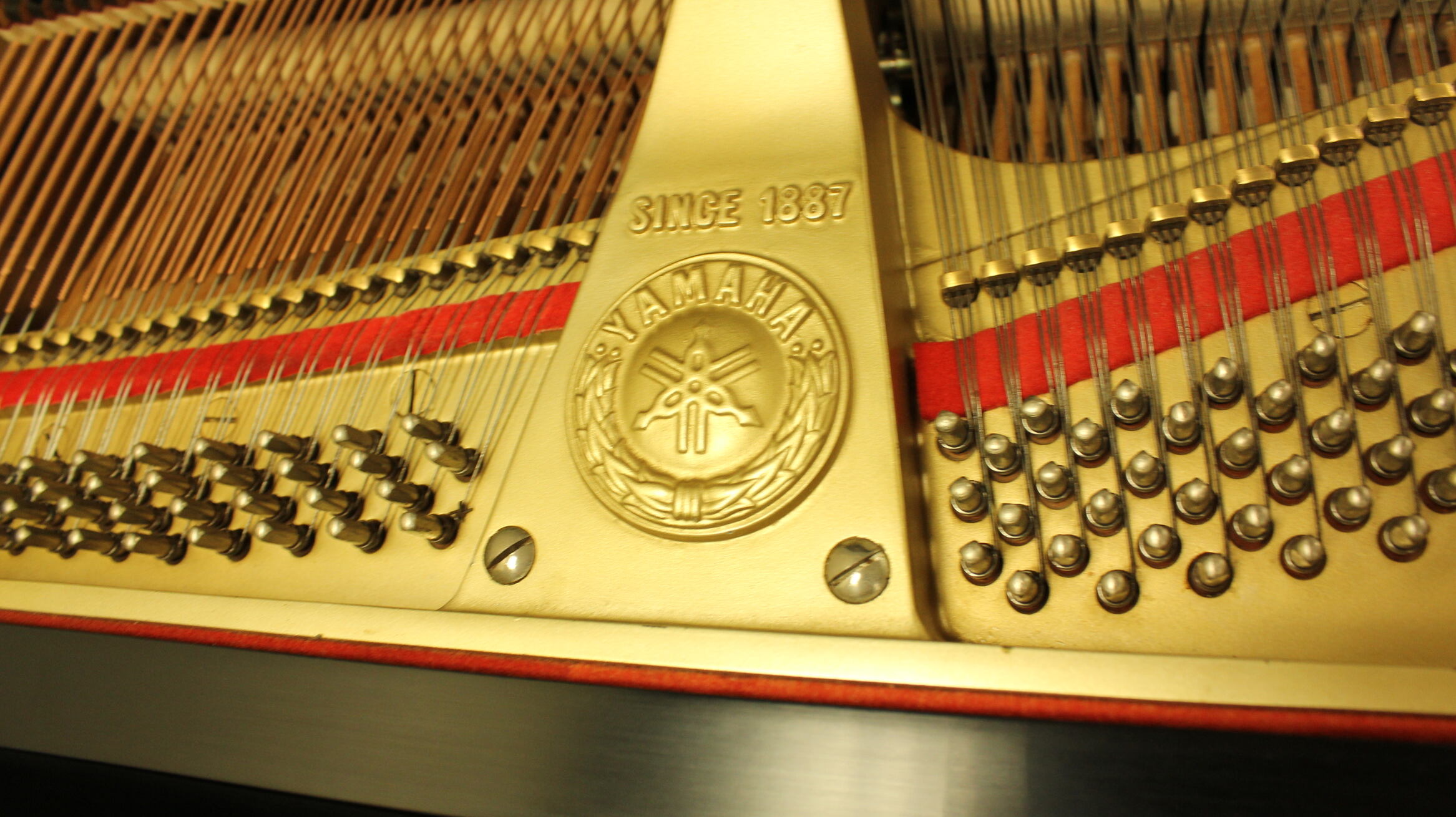 Piano de cola Yamaha C3 de segunda mano, modelo clásico para inspección técnica antes de comprar