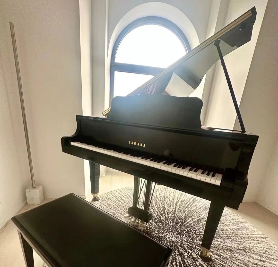 Piano de cola Yamaha GB1K, formato compacto ideal para apartamento sin renunciar al sonido de cola
