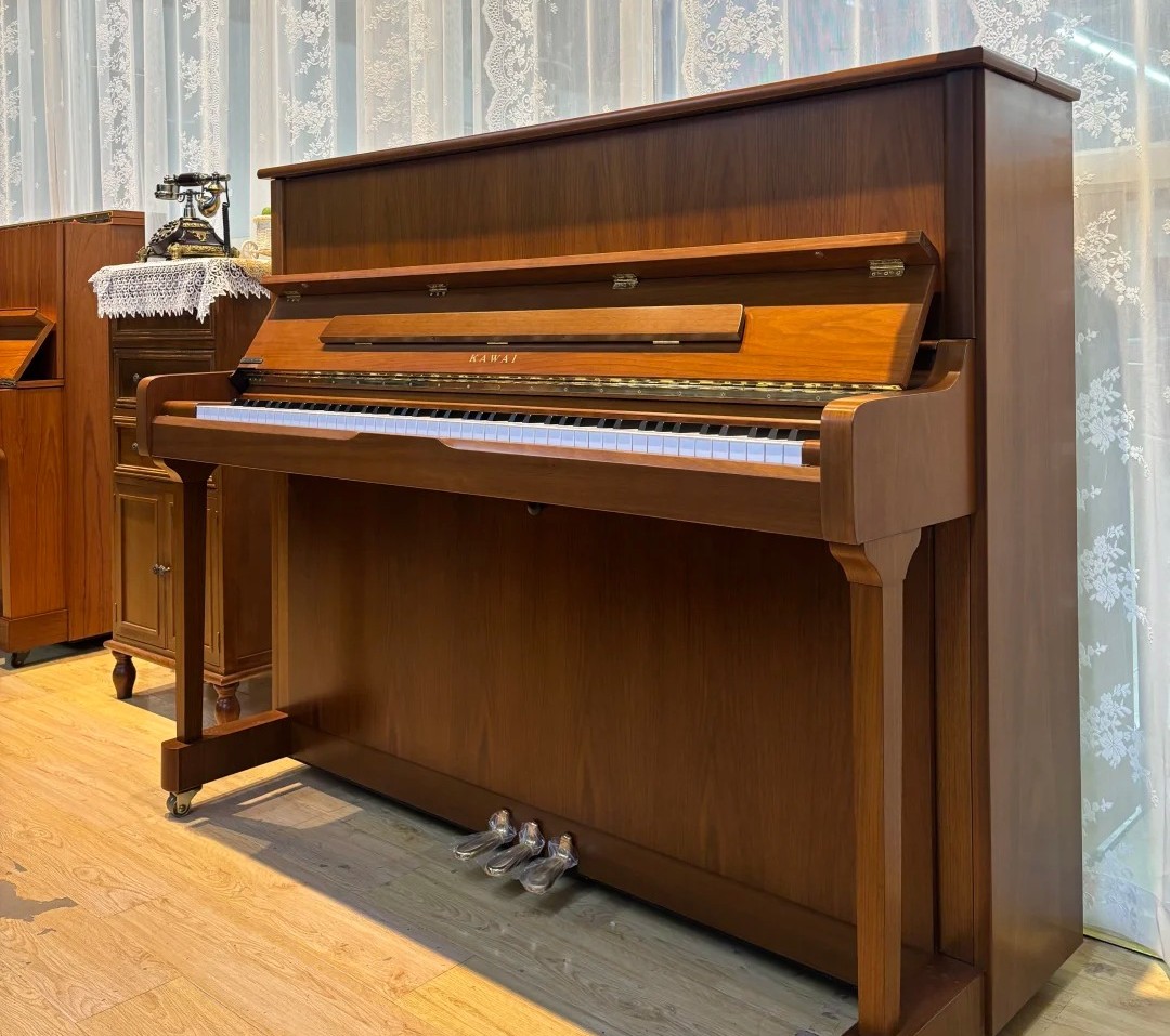 Pianoforte a coda Kawai — riferimento visivo per l'articolo: Test Kawai K-800: Recensione del Pianoforte Verticale da Concert