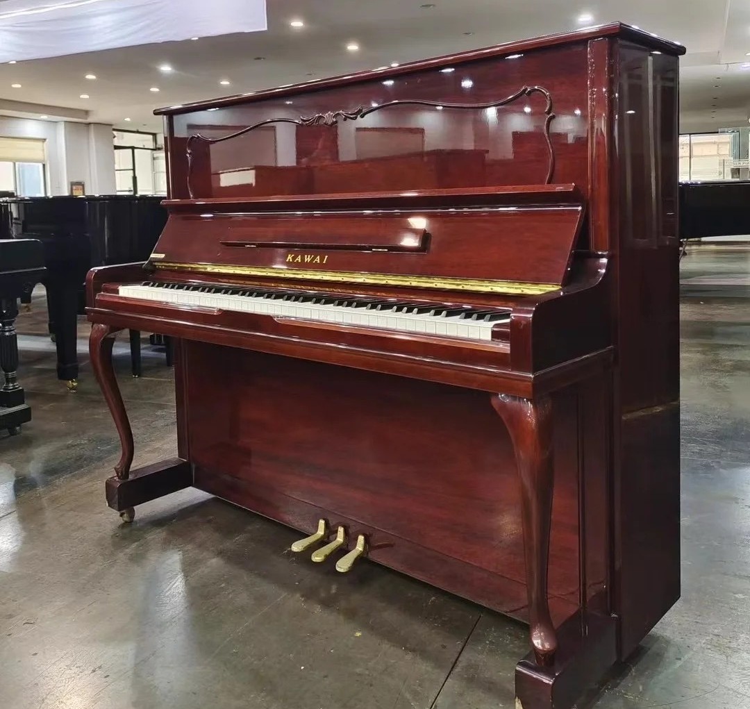 Pianoforte a coda Kawai — riferimento visivo per l'articolo: Test Kawai K-300: Recensione del Pianoforte Verticale Giapponese