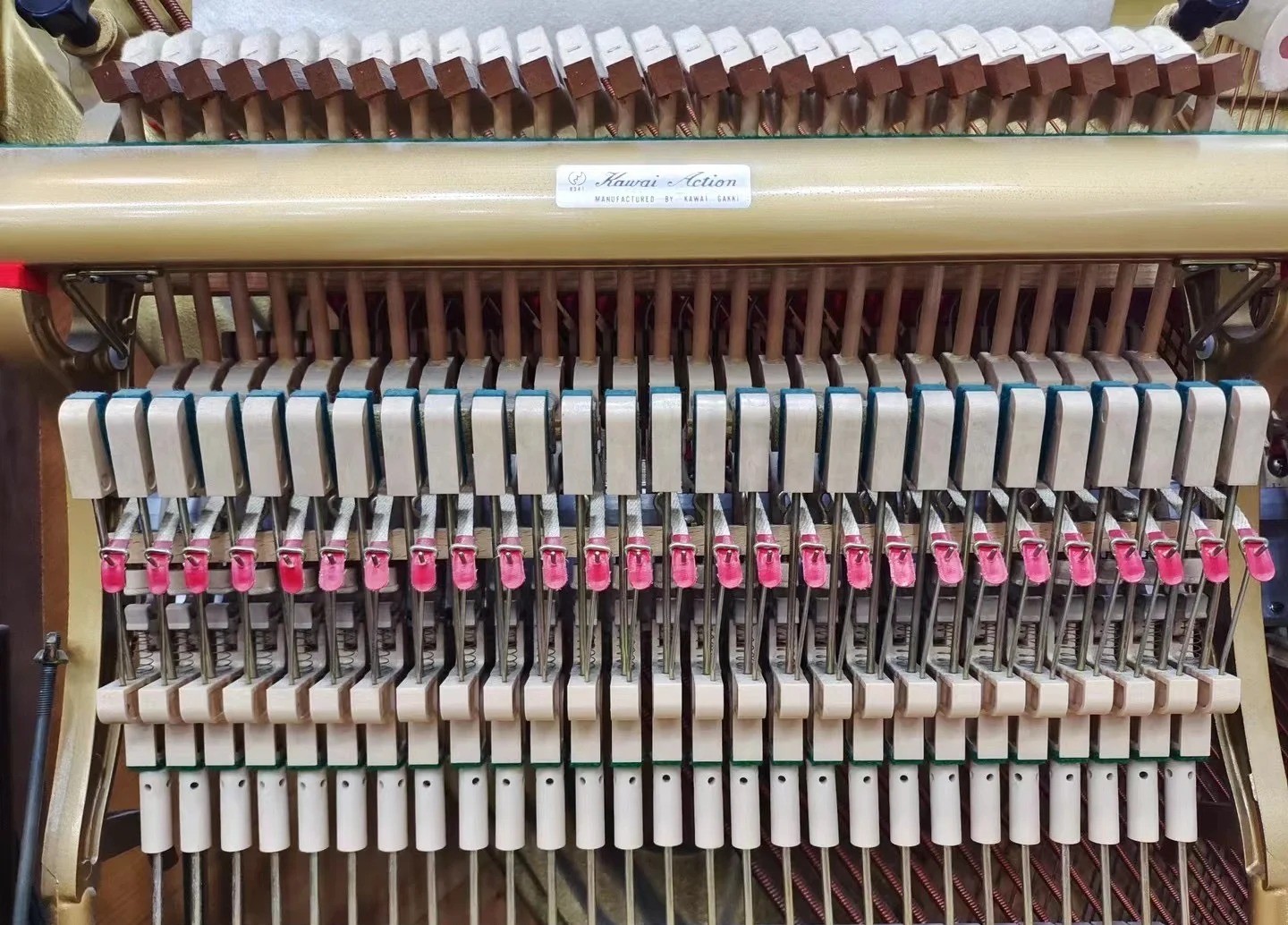 Pianoforte a coda Kawai — riferimento visivo per l'articolo: Test del Pianoforte Verticale Kawai K-800: Prezzo e Prestazioni