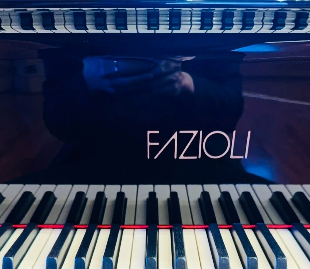 Pianoforte a coda di gamma alta — riferimento visivo per l'articolo: Test Martelli del Pianoforte: Come Influenzano il Timbro