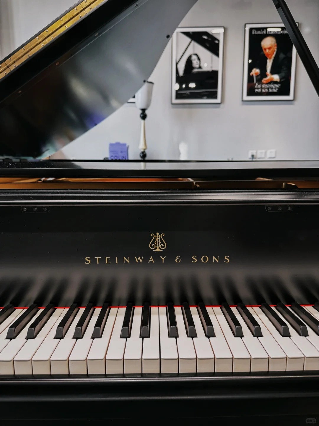 Pianoforte a coda Steinway — riferimento visivo per l'articolo: Guida al Pianoforte a Coda per Chiesa: Acustica e Manutenzion