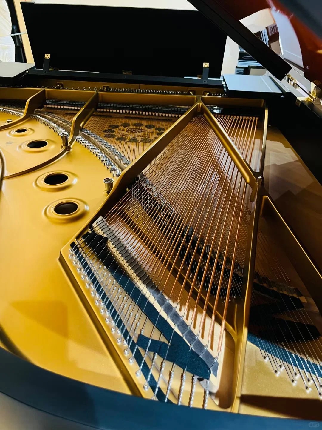 Pianoforte a coda Steinway — riferimento visivo per l'articolo: Test Yamaha U1 Usato: Recensione del Pilastro dei Pianoforti 