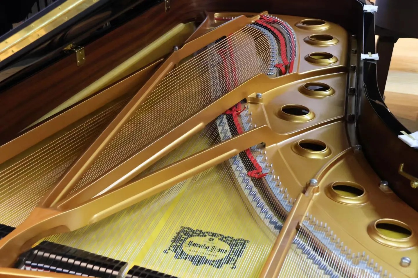 Pianoforte a coda Yamaha — riferimento visivo per l'articolo: Test Yamaha C3X PE: Recensione del Pianoforte a Coda Bianco