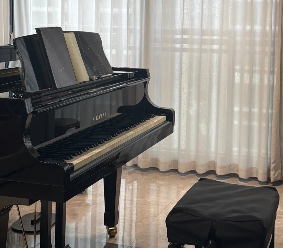 Pianoforte a coda Kawai — riferimento visivo per l'articolo: Test: Il Migliore Pianoforte Verticale per la Tua Casa