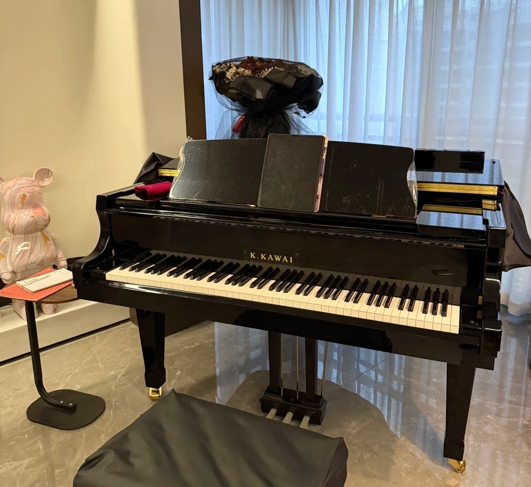 Pianoforte a coda Kawai — riferimento visivo per l'articolo: Test: Il Migliore Pianoforte Verticale per la Tua Casa