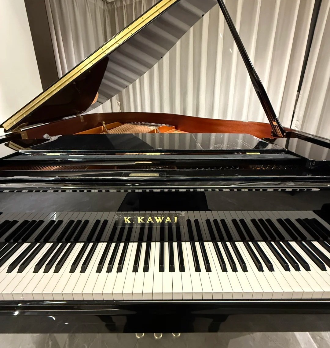 Pianoforte a coda Kawai — riferimento visivo per l'articolo: Test del Pianoforte Verticale Kawai K-800: Prezzo e Prestazioni