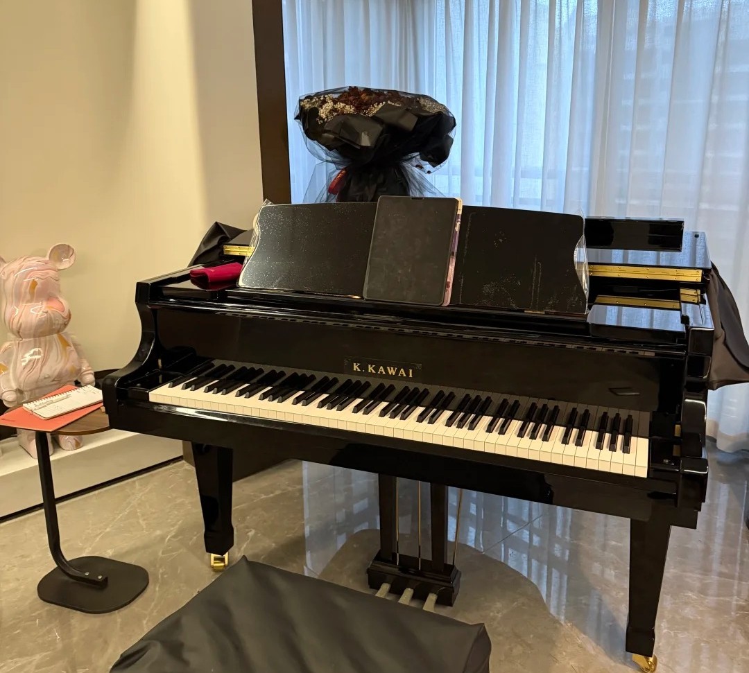 Pianoforte a coda Kawai — riferimento visivo per l'articolo: Mezza Coda per Appartamento: Guida all Acquisto e Budget
