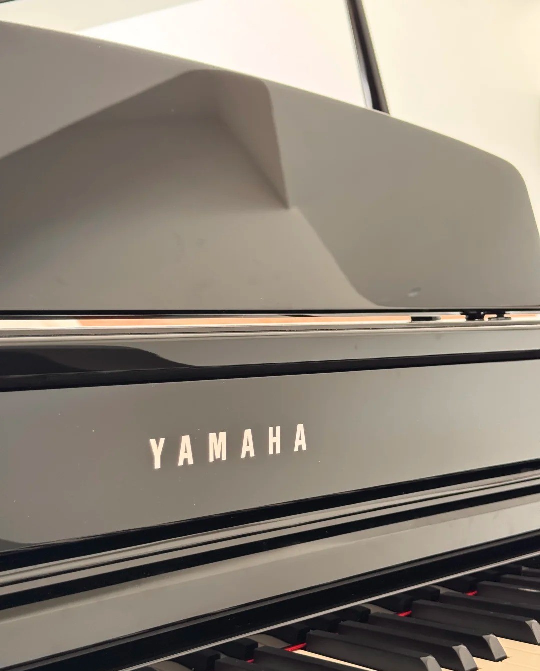 Pianoforte a coda Yamaha — riferimento visivo per l'articolo: Test del Pianoforte Verticale Piccolo: Recensione Yamaha U1
