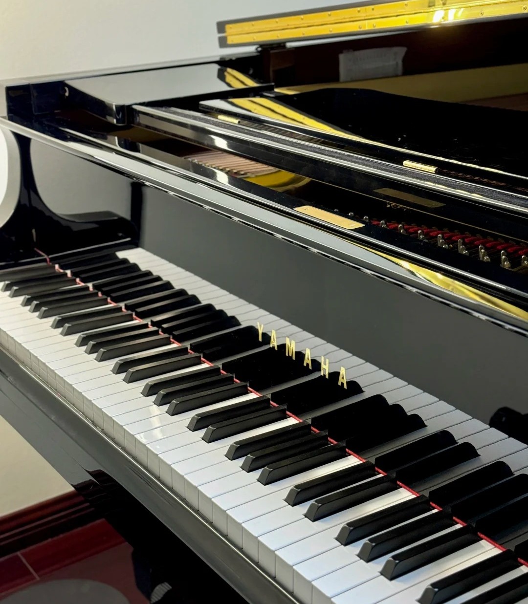 Pianoforte a coda Yamaha — riferimento visivo per l'articolo: Test Yamaha U1: Recensione del Pianoforte Verticale Acustico