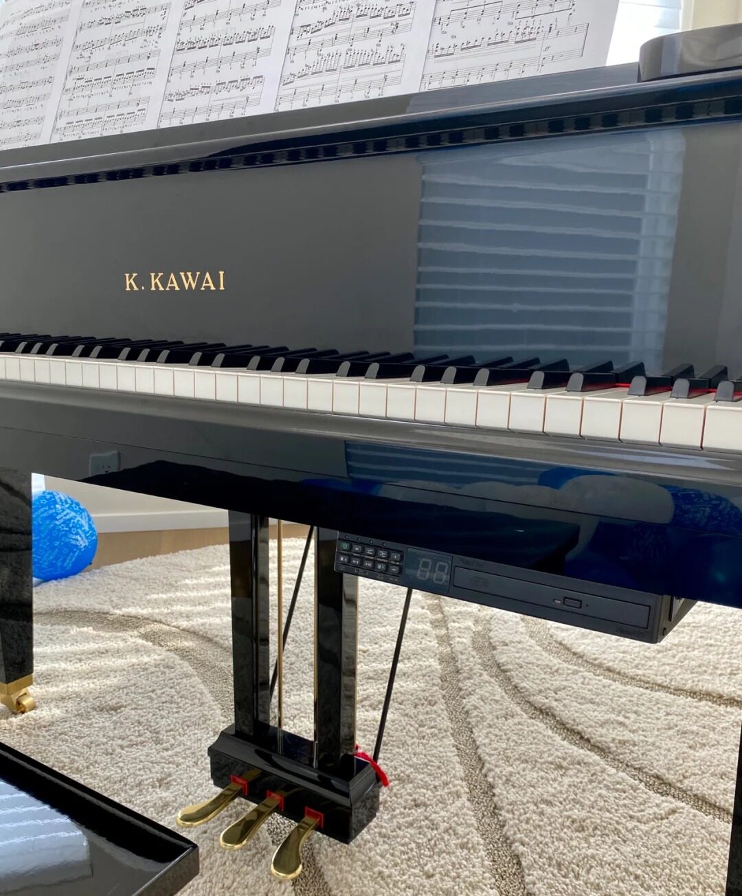Klawiatura fortepianu K. Kawai z widocznym logo japońskiej manufaktury - precyzyjna mechanika