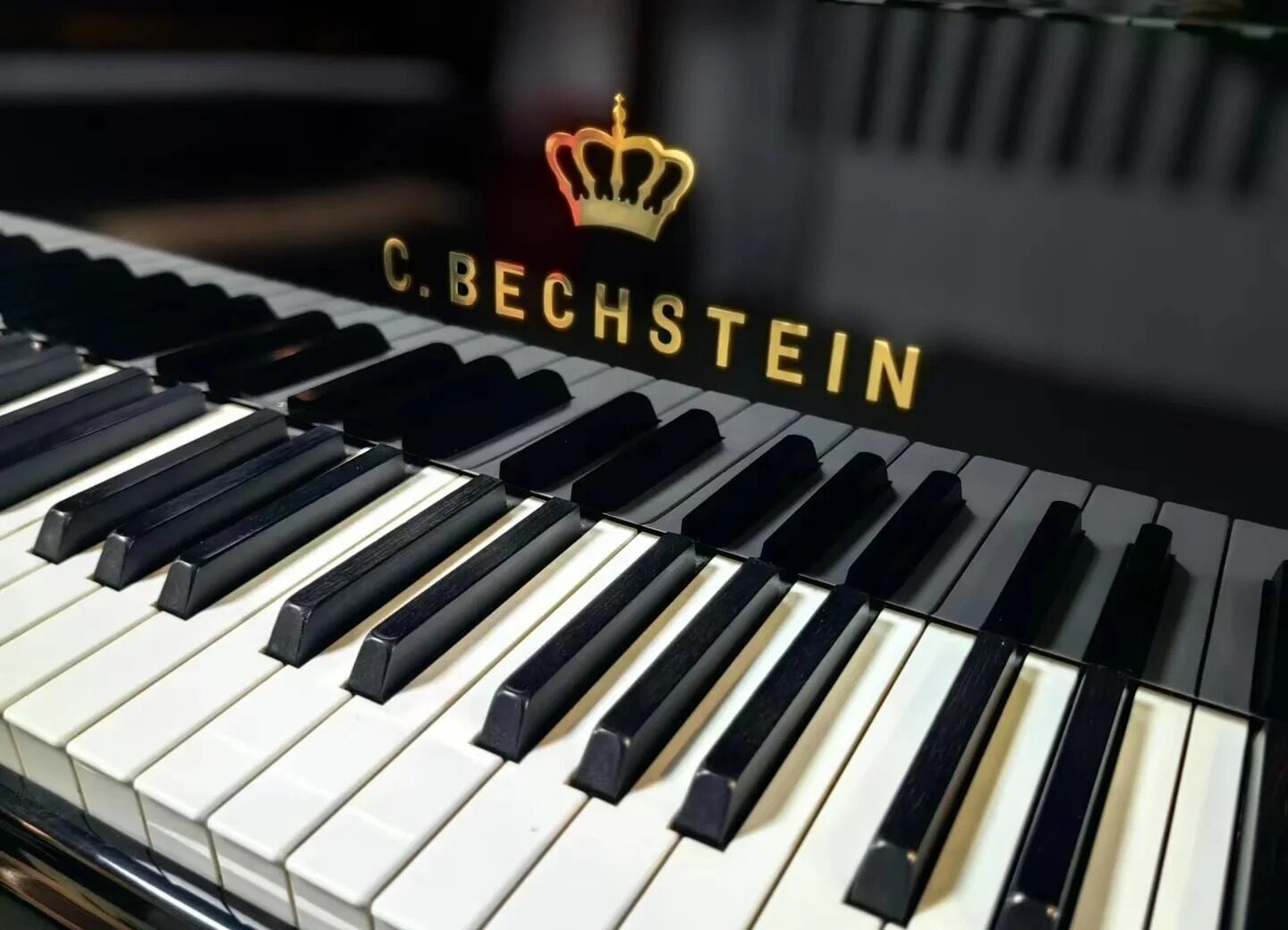 Klawiatura fortepianu C. Bechstein z charakterystyczną złotą koroną nad logo niemieckiej manufaktury