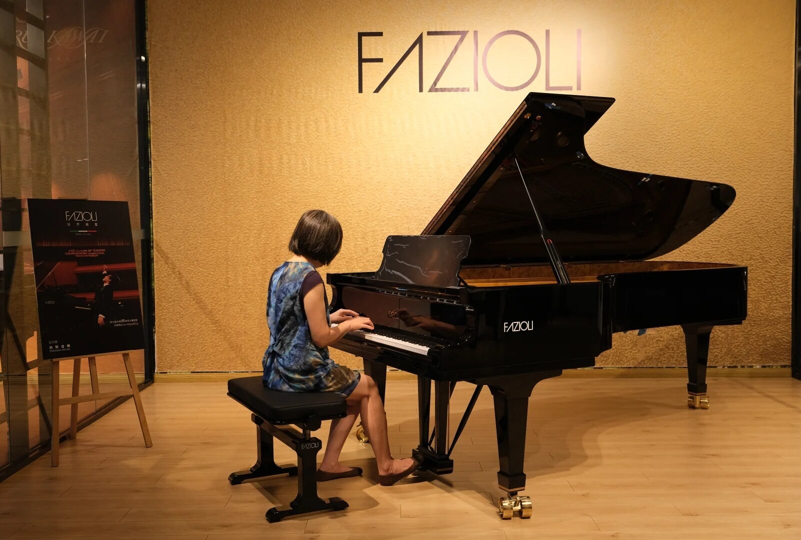 Pianistka podczas recitalu na fortepianie Fazioli - włoski instrument premium na scenie