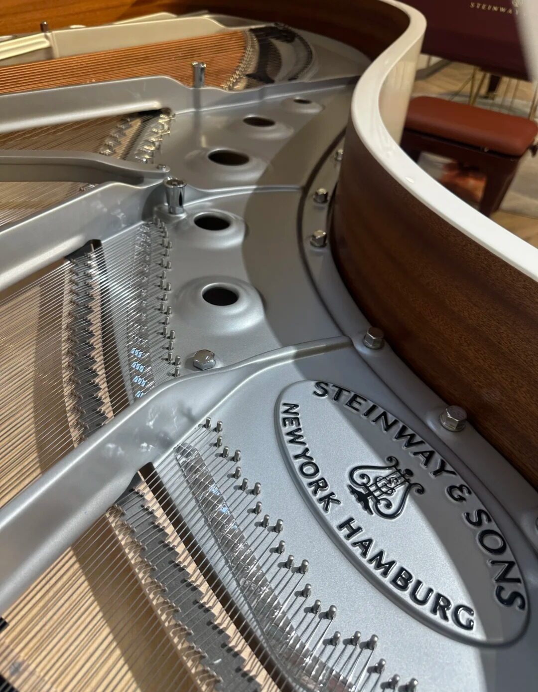 Złota rama fortepianu Steinway & Sons New York Hamburg widziana z perspektywy z góry
