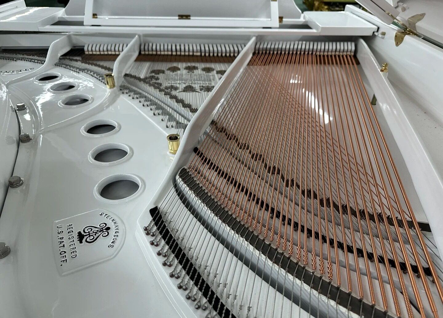 Złoty cadre fortepianu Steinway & Sons New York Hamburg z gwoździami strojeniowymi