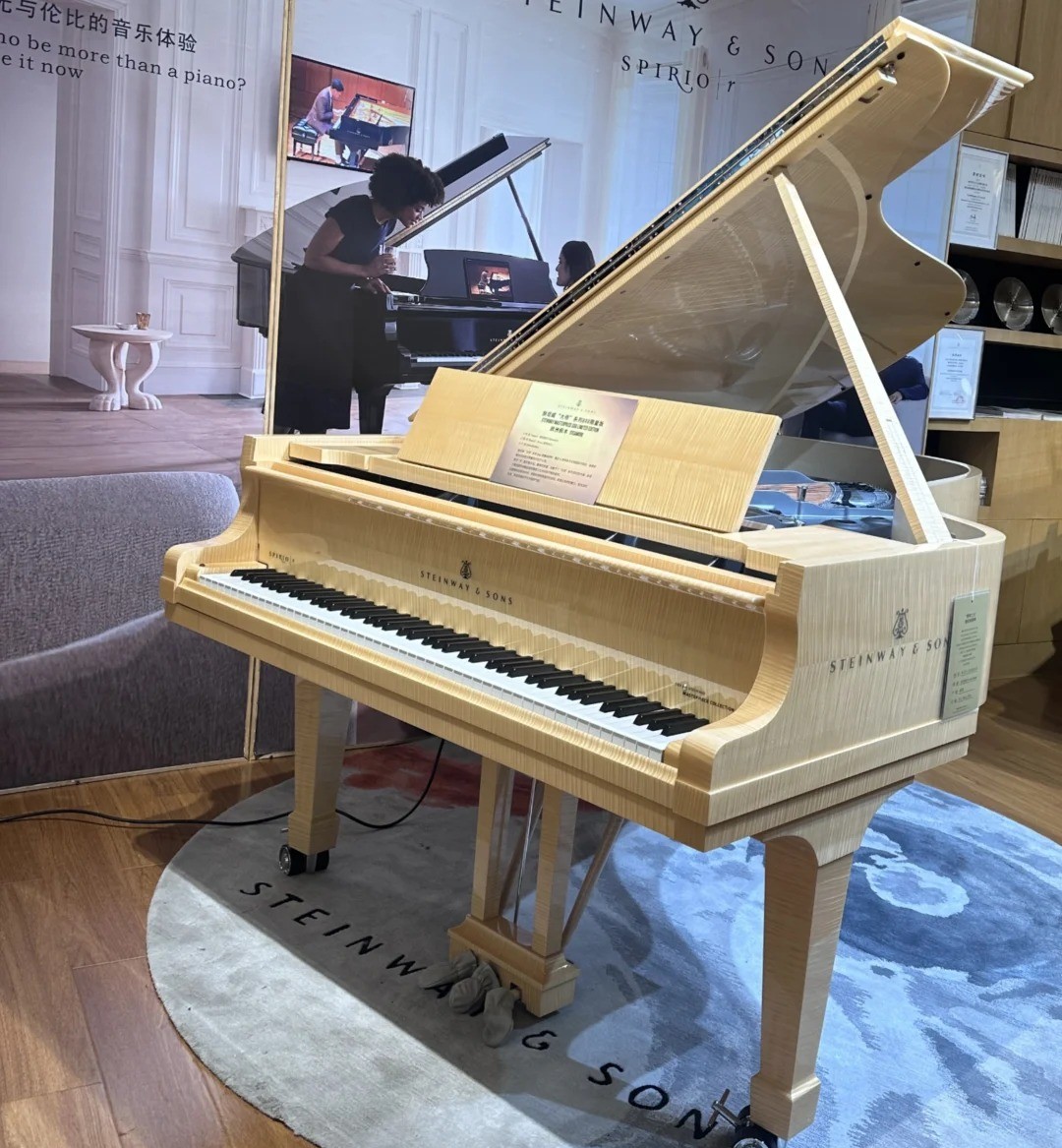 Biały fortepian salonowy Steinway w jasnym wnętrzu showroomu lub luksusowego salonu
