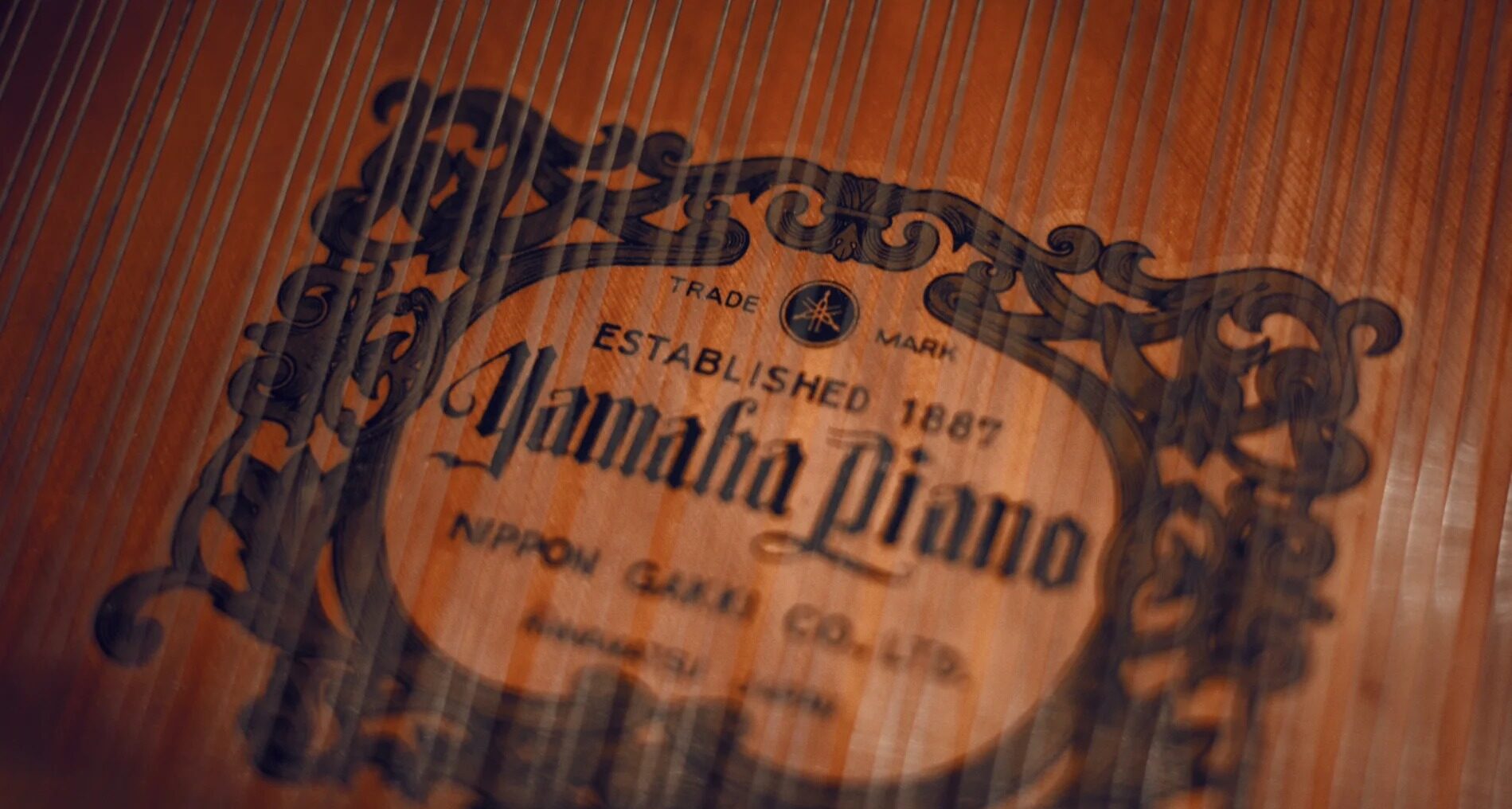 Historyczna plakietka Yamaha Piano z czasów założenia japońskiej firmy w 1887 roku