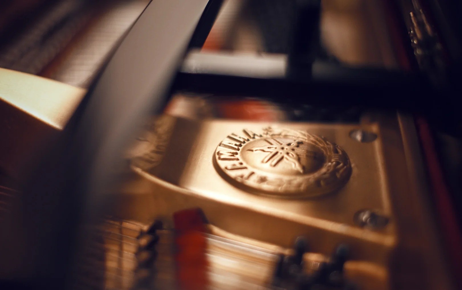 Charakterystyczna złota lira Steinway & Sons - symbol amerykańsko-niemieckiej manufaktury fortepianów