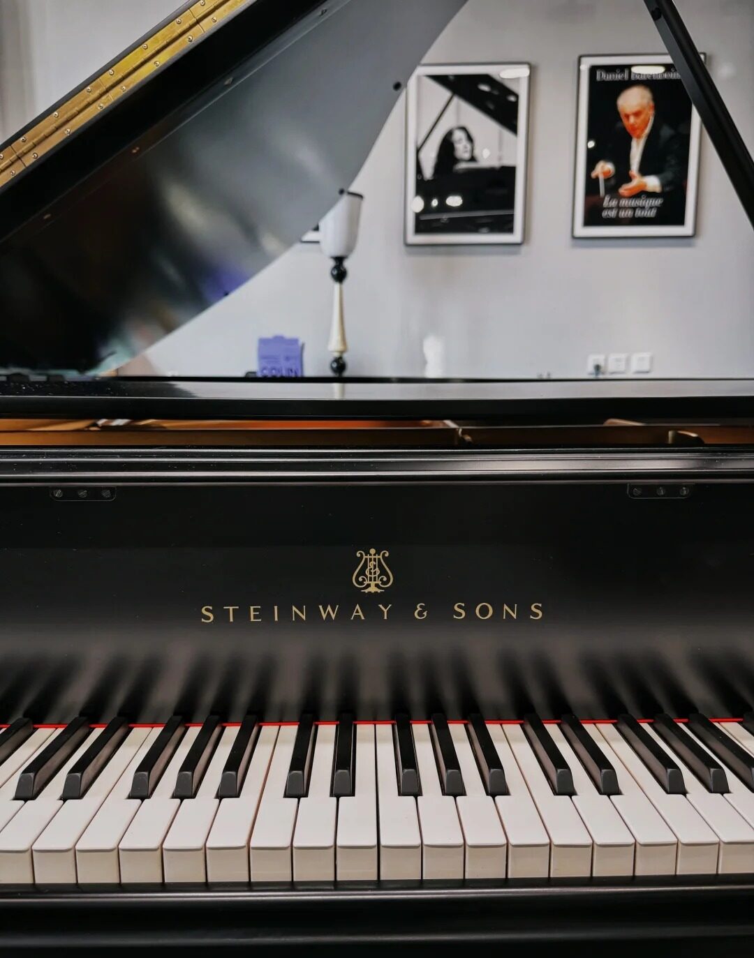 Klawiatura fortepianu Steinway & Sons z charakterystycznym złotym napisem marki