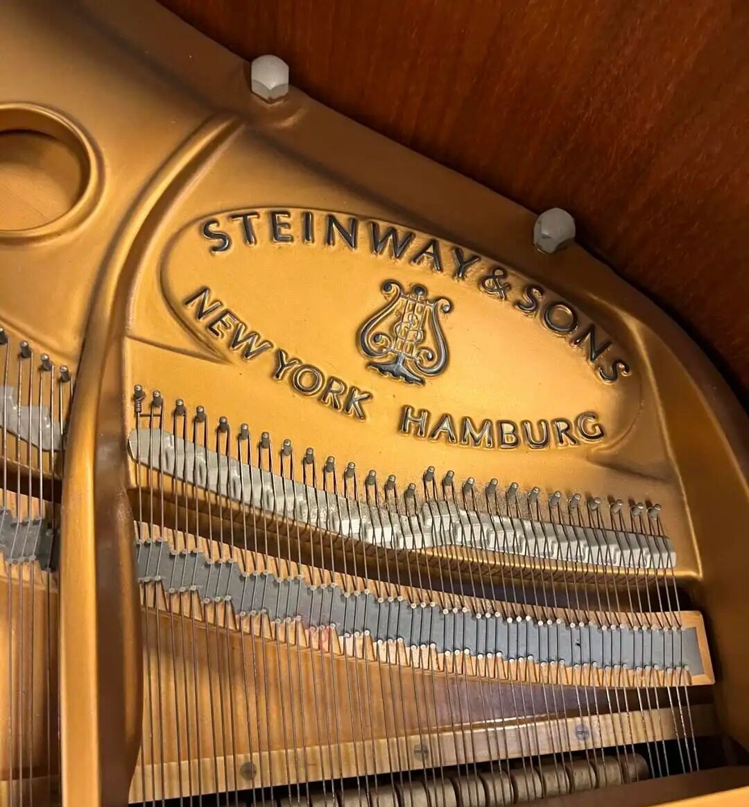 Złota rama fortepianu Steinway & Sons New York Hamburg z widocznym charakterystycznym logo