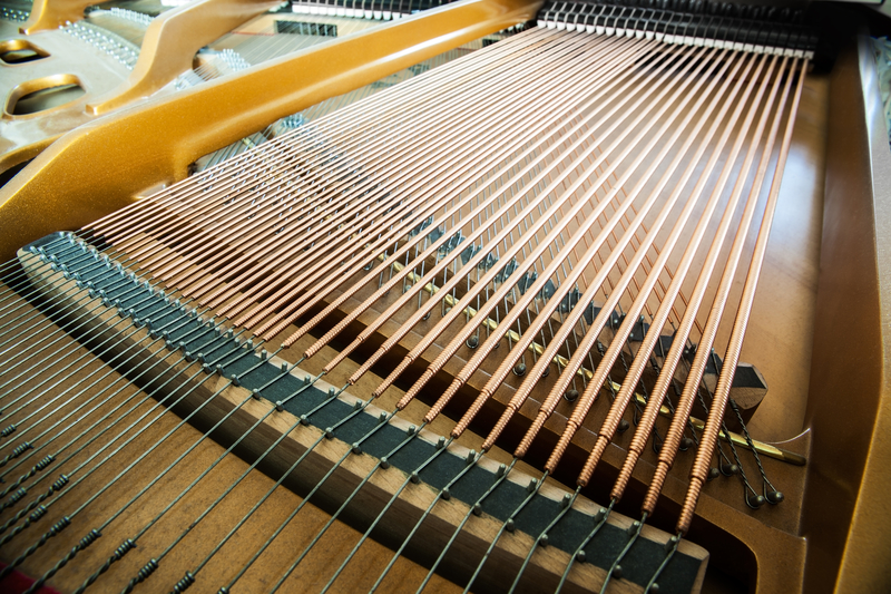 Struny i młoteczki fortepianu akustycznego widziane z bliska - serce mechaniki instrumentu