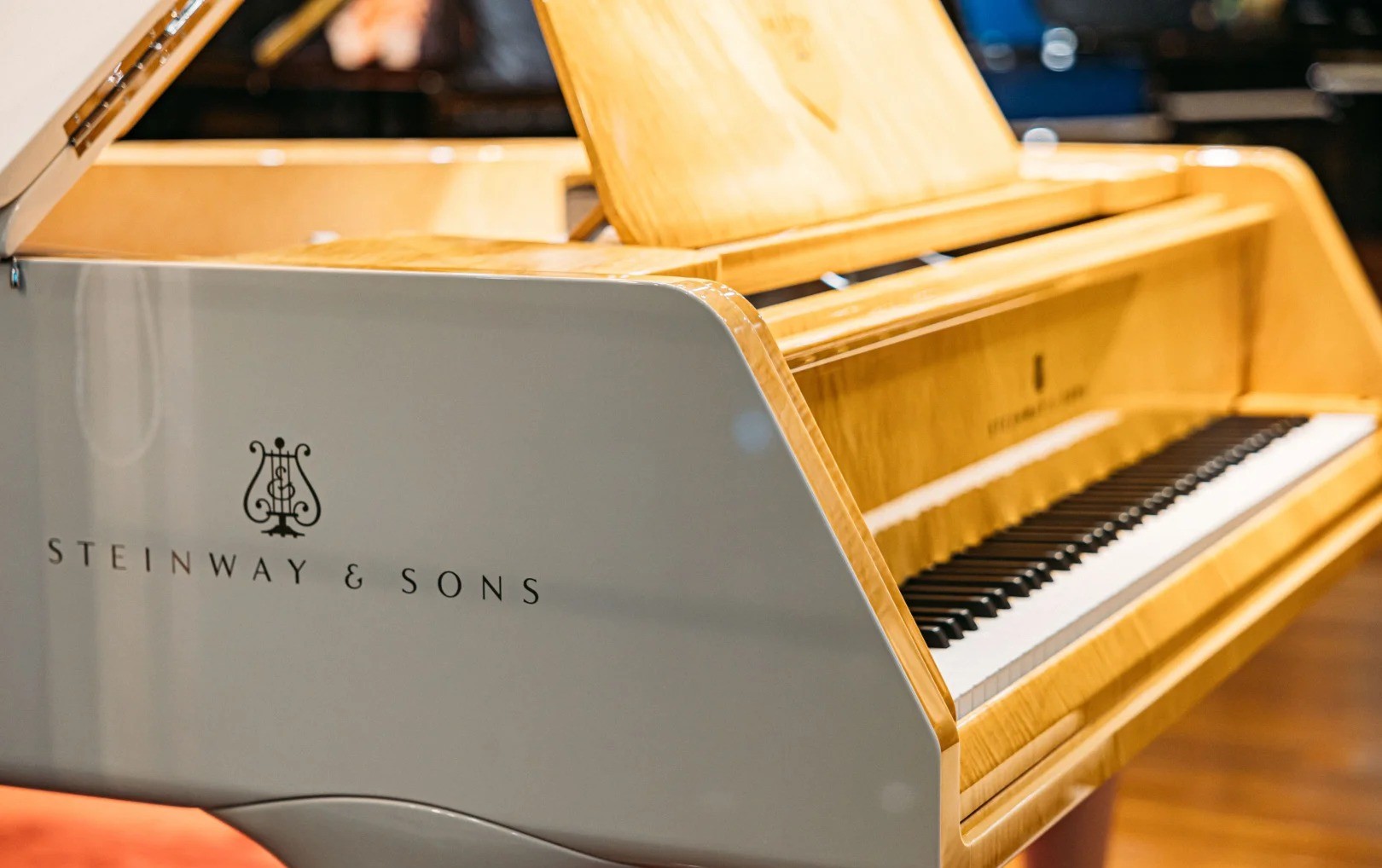 Logo lira Steinway & Sons nad klawiaturą fortepianu - charakterystyczny znak amerykańskiej manufaktury