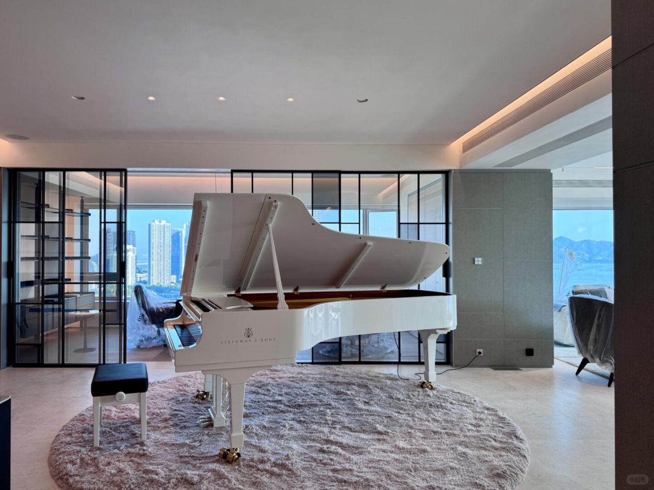 Piano queue dans un intérieur élégant