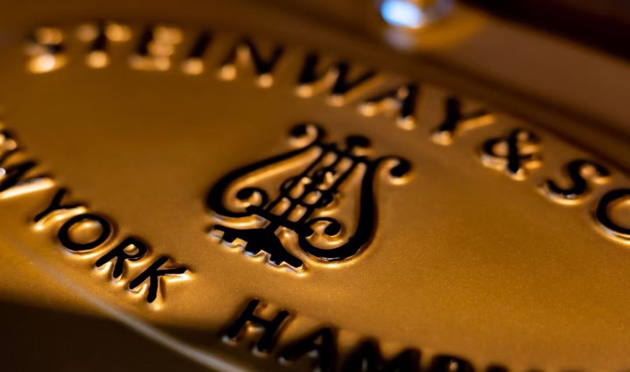 Logo Steinway & Sons en gros plan sur un piano à queue