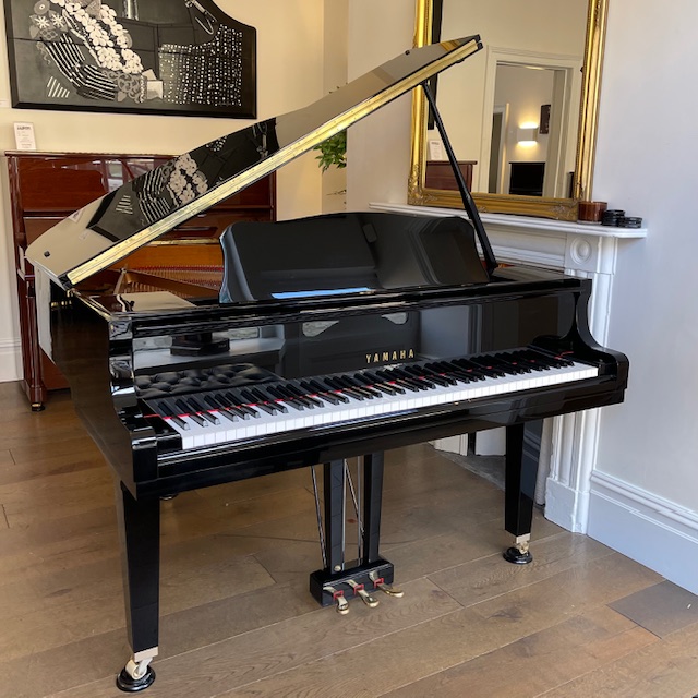 Détail finition Kawai Yamaha GB1K 2024