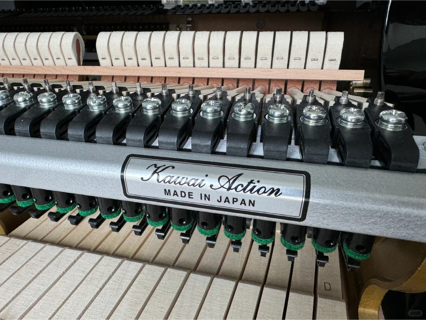 Mécanique Kawai Action Made in Japan, vue détaillée des marteaux et touches d'un piano à queue Shigeru Kawai