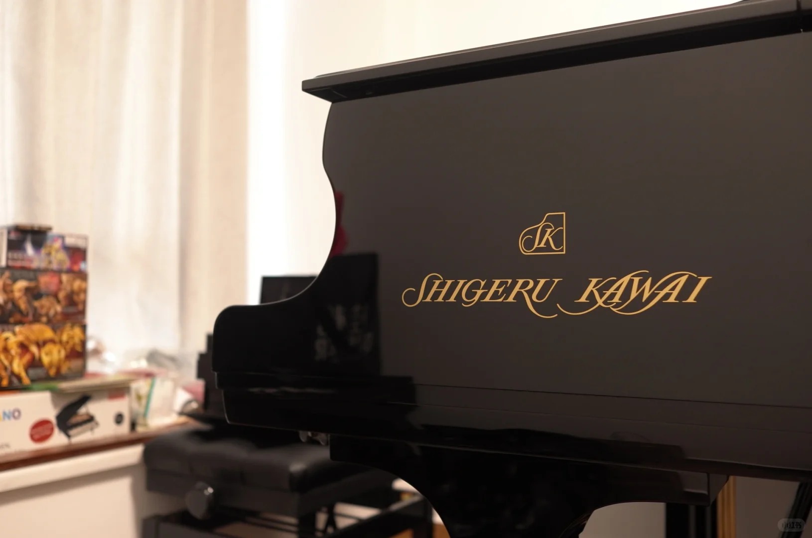 Piano à queue Shigeru Kawai SK-EX en laque noire avec logo doré, instrument d'exception japonais