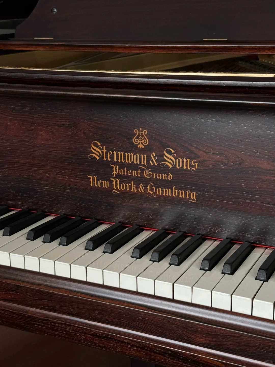 Piano à queue Steinway & Sons Patent Grand New York & Hamburg, clavier ivoire et bois de noyer poli