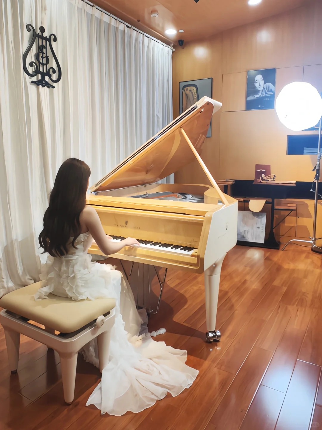 Femme jouant du piano à queue Steinway O-180 dans un salon moderne.