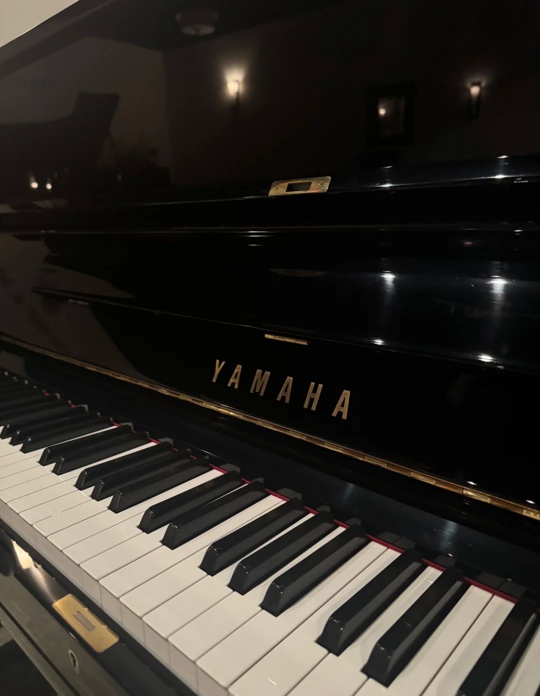 Piano droit Yamaha U1 – version Silent pour jeu nocturne