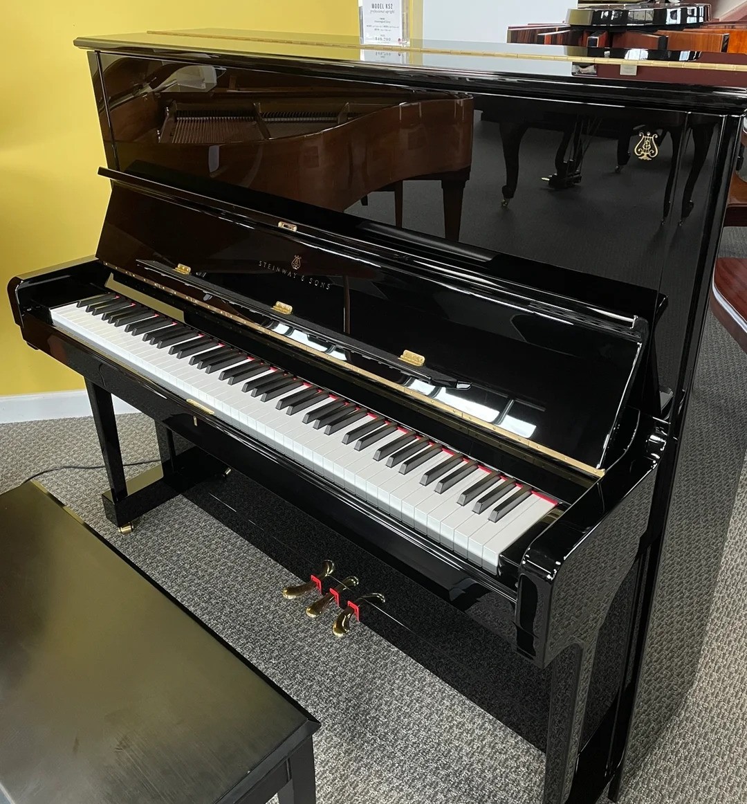 Piano droit Steinway K-52 – haut de gamme absolu en showroom