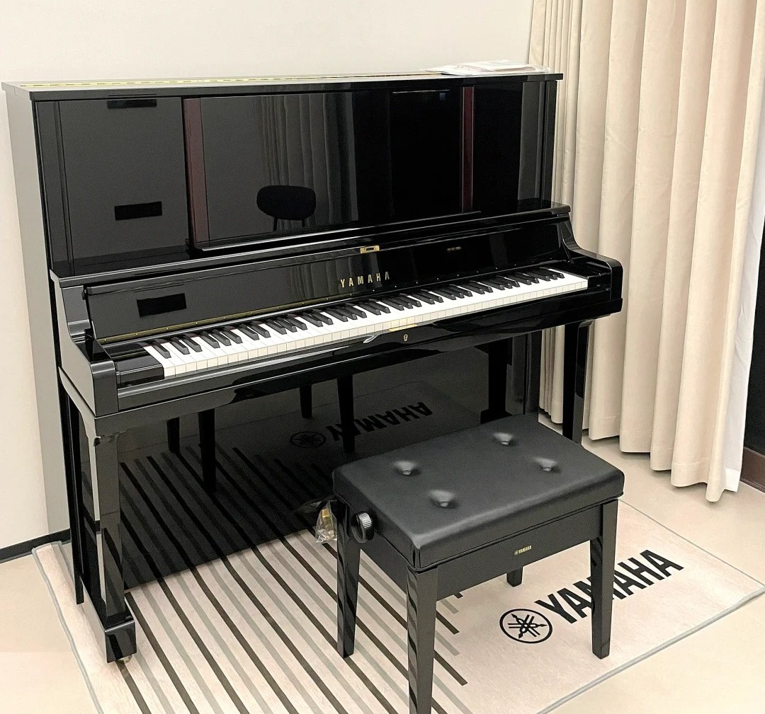 Piano droit Yamaha YUS5 – format compact avec banquette