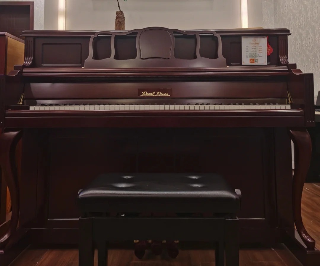 Piano droit Pearl River UP120YH – structure massive et poids