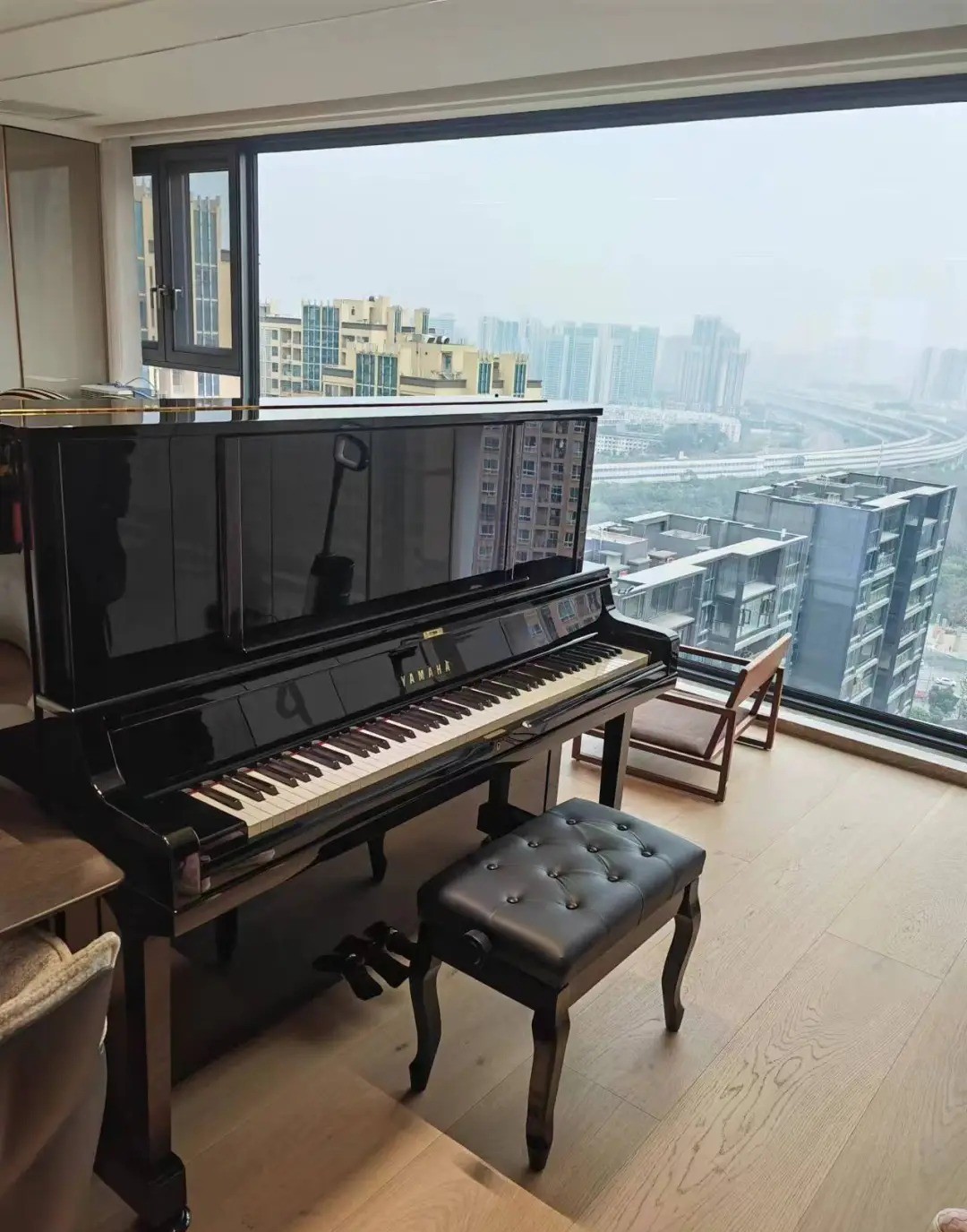 Piano droit Yamaha YUS5 – dimensions idéales pour un salon urbain