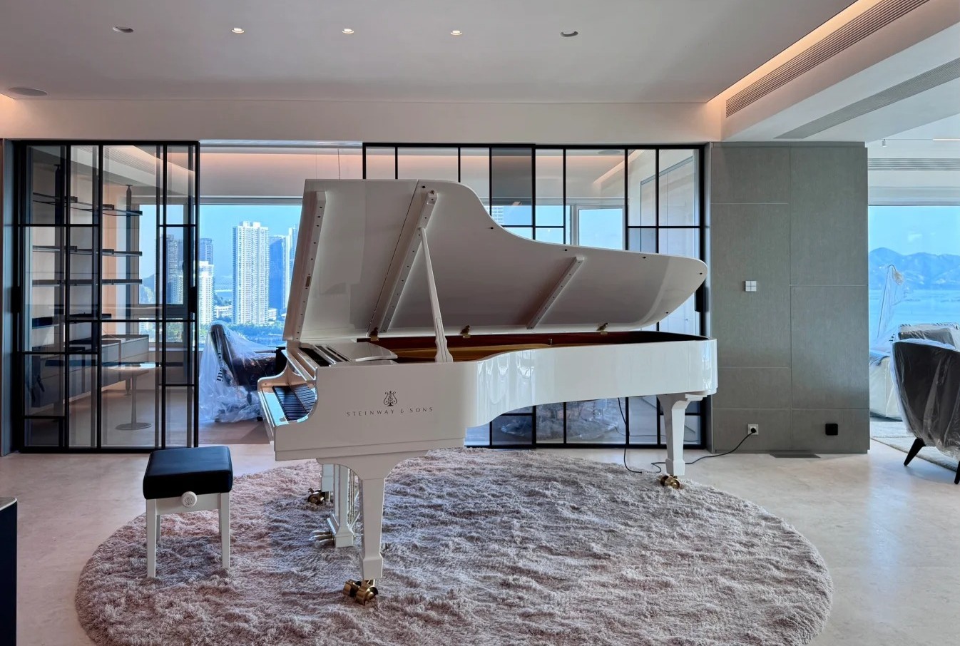 Piano à queue Steinway & Sons blanc dans un salon moderne, représentant la gamme haut de gamme des prix de pianos à queue