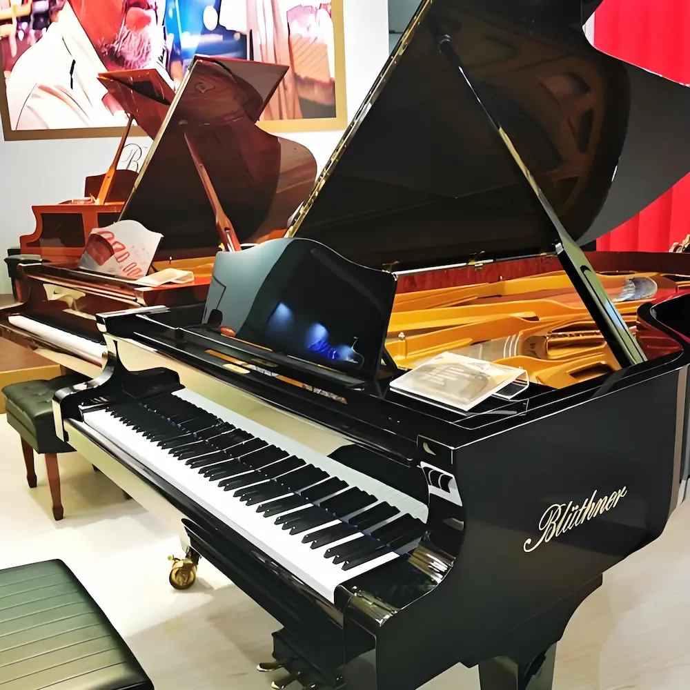 Piano à queue Blüthner Model 6 noir laqué avec couvercle ouvert en showroom, test et avis expert