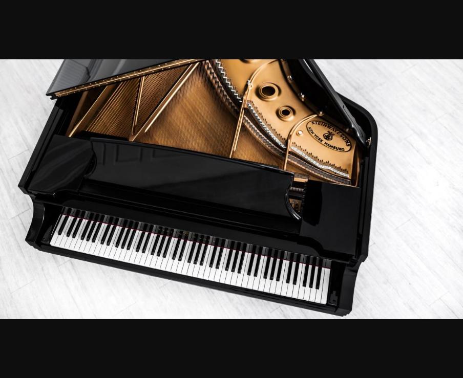 Vue de dessus d'un piano à queue Steinway professionnel avec clavier et cordes dorées apparentes