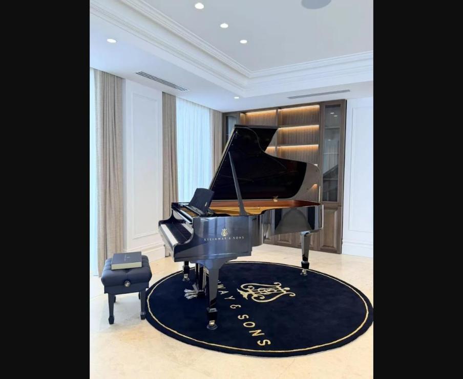 Steinway Model B piano à queue noir laqué installé dans un salon de récital contemporain avec tapis Steinway & Sons
