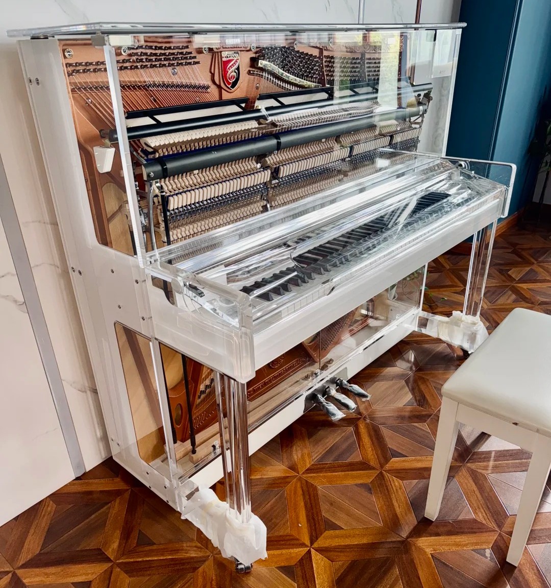 Piano droit blanc transparent en acrylique style contemporain