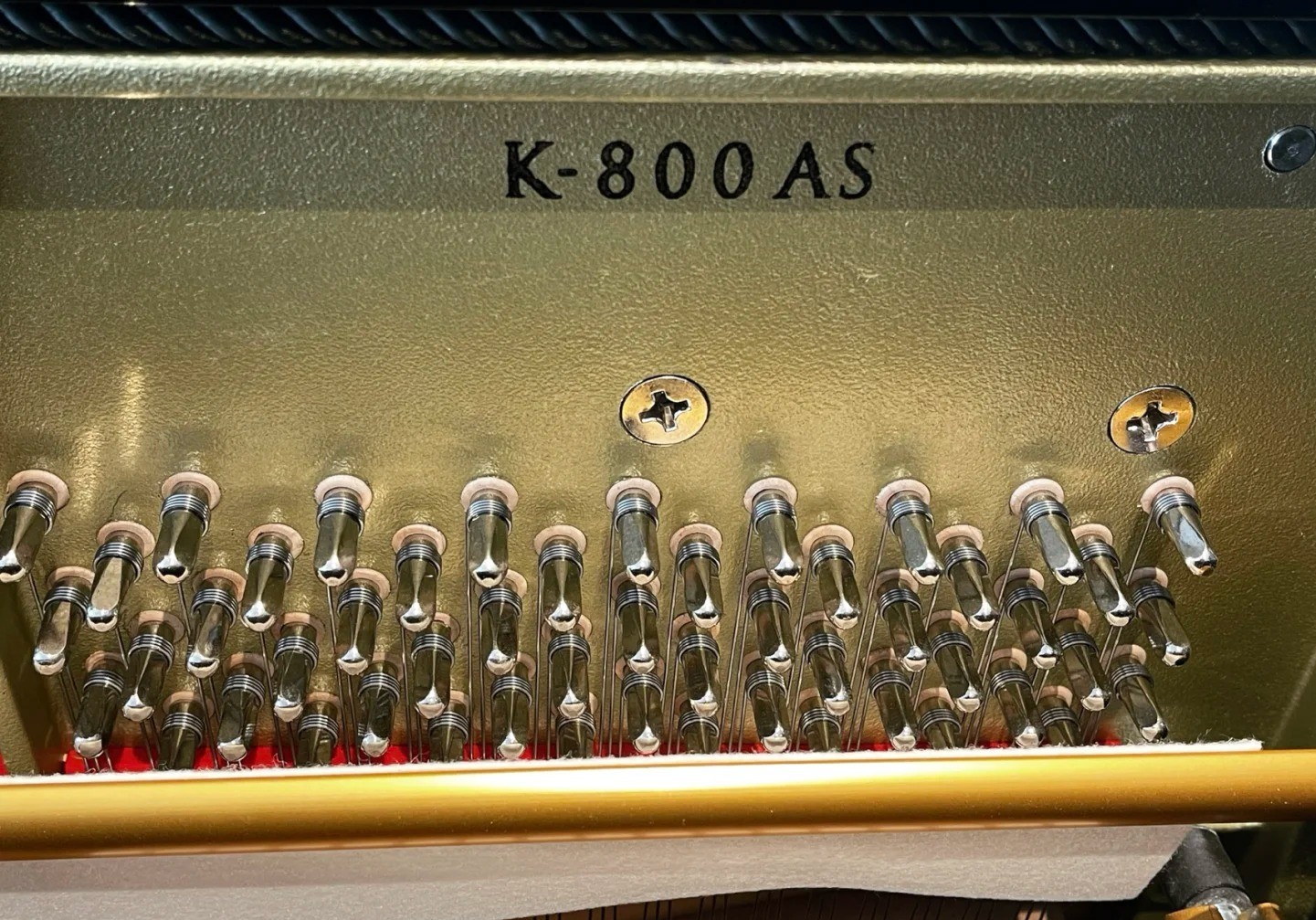Détail du piano droit Kawai K-800AS avec mécanique Millennium III
